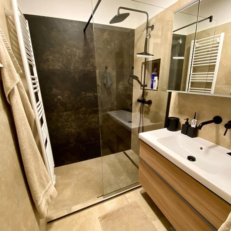 Das Badezimmer nach Abschluss der Renovierungsarbeiten mit Geberit iCon Waschplatz, Geberit Opiton Spiegelschrank und Geberit CleanLine Duschrinne. ((c) Geberit / lenatheres_) Das Badezimmer nach Abschluss der Renovierungsarbeiten mit Geberit iCon Waschplatz, Geberit Opiton Spiegelschrank und Geberit CleanLine Duschrinne. ((c) Geberit / lenatheres_)