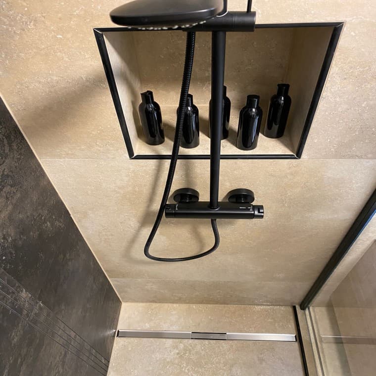 Geberit CleanLine Duschrinne kann auf die benötigte Länge gekürzt und unkompliziert eingebaut werden. ((c) Geberit / lenatheres_) Geberit CleanLine Duschrinne kann auf die benötigte Länge gekürzt und unkompliziert eingebaut werden. ((c) Geberit / lenatheres_)