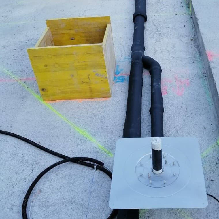 Für eine verlässliche Ableitung des Regenwassers setzt man beim MARINA TOWER auf das Dachentwässerungssystem Pluvia von Geberit. Herausforderung dabei waren die geringen Entwässerungsflächen und die sehr hohe Fallhöhe. Fotocredit: Geberit/Heiz-Hofstätter Für eine verlässliche Ableitung des Regenwassers setzt man beim MARINA TOWER auf das Dachentwässerungssystem Pluvia von Geberit. Herausforderung dabei waren die geringen Entwässerungsflächen und die sehr hohe Fallhöhe. Fotocredit: Geberit/Heiz-Hofstätter