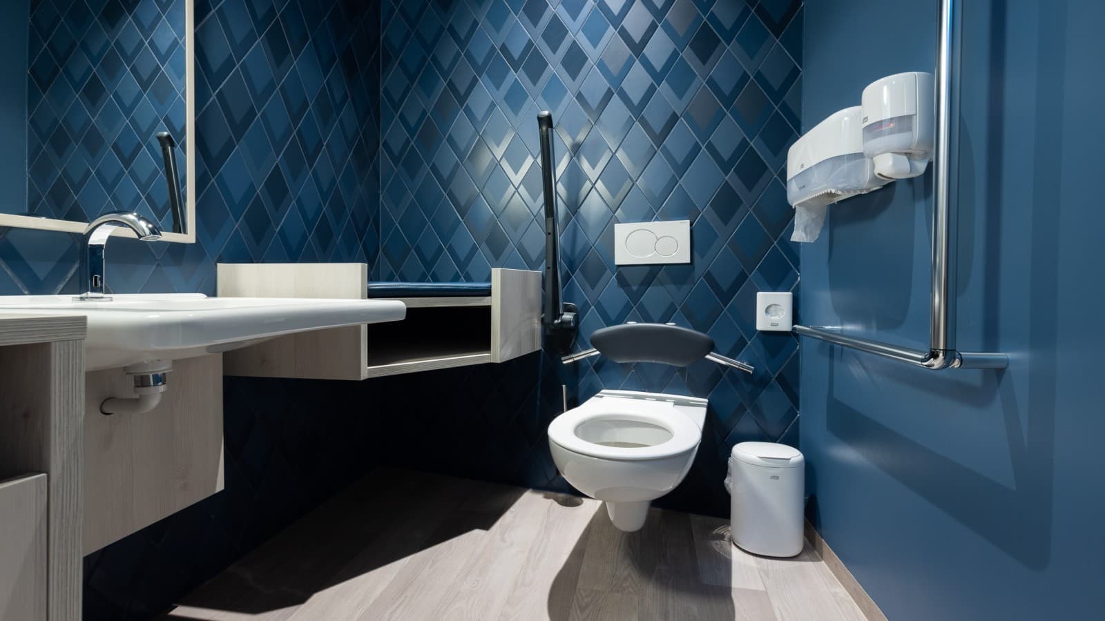 Geberit bietet eine Vielfalt an WC-Keramiken und Waschtischen. Die Serie Renova ist auch für die Ausstattung von barrierefreien Toiletten bestens geeignet. Fotocredit: Geberit/Anna Stöcher Geberit bietet eine Vielfalt an WC-Keramiken und Waschtischen. Die Serie Renova ist auch für die Ausstattung von barrierefreien Toiletten bestens geeignet. Fotocredit: Geberit/Anna Stöcher