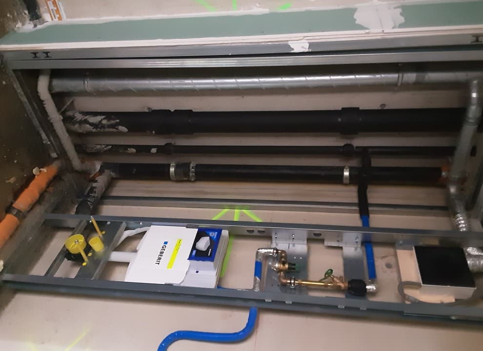 Ein Blick hinter die Kulissen zeigt die Huter Ausschubmodule mit Geberit Spülkasten sowie Versorgungs- und Abwasserleitungen von Geberit. © Maroscheck GmbH Ein Blick hinter die Kulissen zeigt die Huter Ausschubmodule mit Geberit Spülkasten sowie Versorgungs- und Abwasserleitungen von Geberit. © Maroscheck GmbH