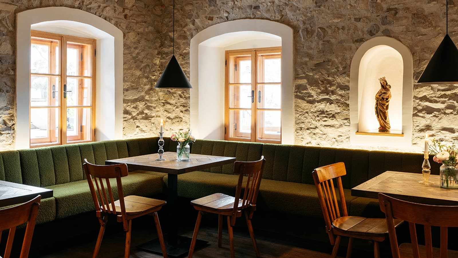 Altes mit neuem verbinden: das ist im gesamten Refugium gelungen, hier zum Beispiel in der Gaststube mit einer Holzdecke aus dem Jahr 1661. © Gregor Hofbauer/Refugium Lunz Altes mit neuem verbinden: das ist im gesamten Refugium gelungen, hier zum Beispiel in der Gaststube mit einer Holzdecke aus dem Jahr 1661. © Gregor Hofbauer/Refugium Lunz