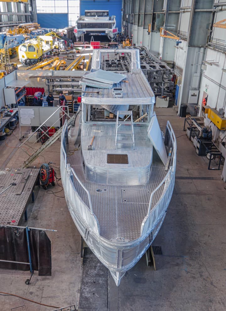 Blick in die Werfthalle: Bei diesem neuen Bootsmodell spielt das Gewicht eine große Rolle. Das Polizeischiff ist deshalb aus Vollaluminium. Geringes Gewicht ist auch einer der Vorzüge von Geberit Mapress, weshalb es hier zum Einsatz kommt. Foto: Geberit/Gregor Hartl Blick in die Werfthalle: Bei diesem neuen Bootsmodell spielt das Gewicht eine große Rolle. Das Polizeischiff ist deshalb aus Vollaluminium. Geringes Gewicht ist auch einer der Vorzüge von Geberit Mapress, weshalb es hier zum Einsatz kommt. Foto: Geberit/Gregor Hartl