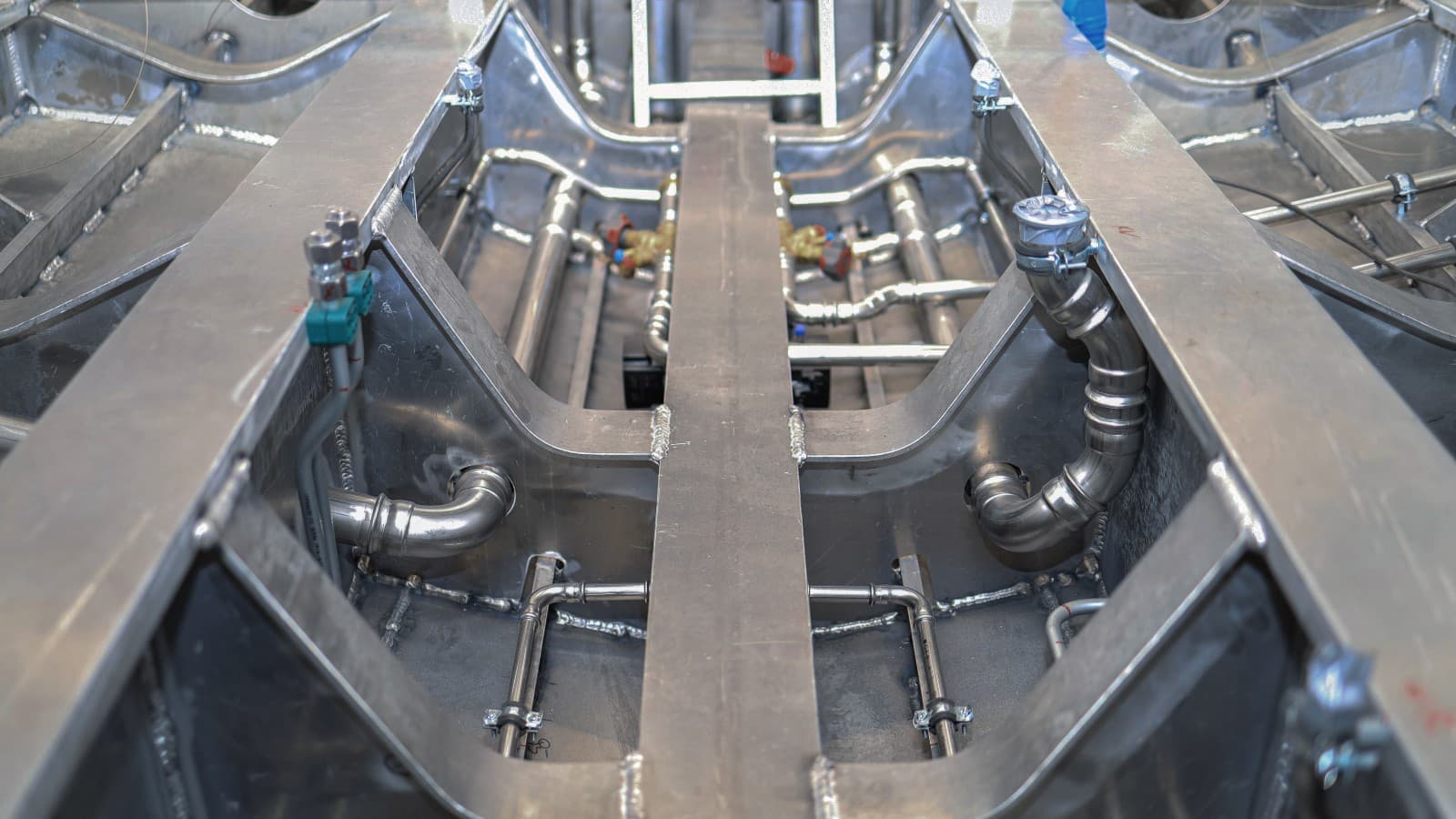 Im Schiffsrumpf des Polizeiboots werden die Mapress Leitungen für die Heizung und Kühlung verlegt, bevor der Innenausbau beginnt. Alle verwendeten Materialien, so auch die Mapress Edelstahl und Mapress Therm Rohrsysteme, werden im Schiffsbau harten Zulassungsprüfungen unterzogen. Foto Geberit/Gregor Hartl Im Schiffsrumpf des Polizeiboots werden die Mapress Leitungen für die Heizung und Kühlung verlegt, bevor der Innenausbau beginnt. Alle verwendeten Materialien, so auch die Mapress Edelstahl und Mapress Therm Rohrsysteme, werden im Schiffsbau harten Zulassungsprüfungen unterzogen. Foto Geberit/Gregor Hartl