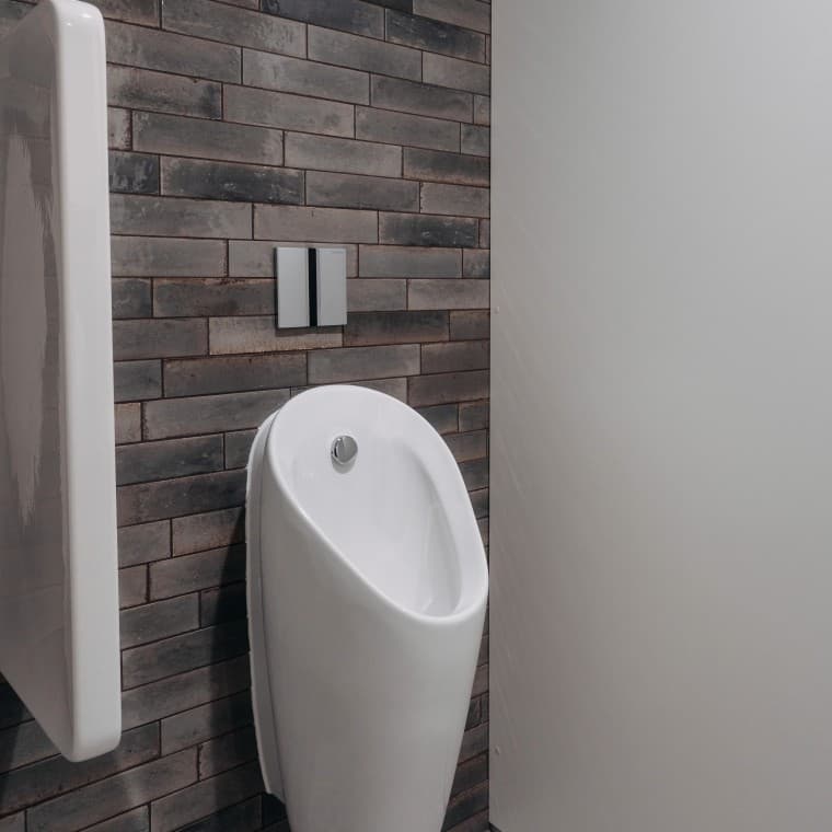 Geberit Preda Urinale im TwentyOne Hub (c) Tobias Singer Geberit Preda Urinale im TwentyOne Hub (c) Tobias Singer