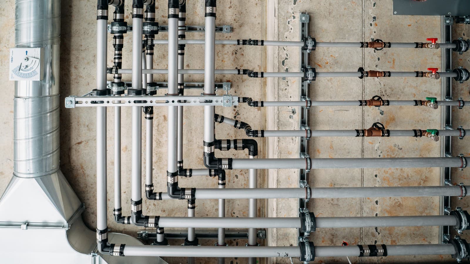 Geberit FlowFit: Nur zwei Pressbacken für die Verpressung von acht Dimensionen. Foto: Tobias Singer Geberit FlowFit: Nur zwei Pressbacken für die Verpressung von acht Dimensionen. Foto: Tobias Singer