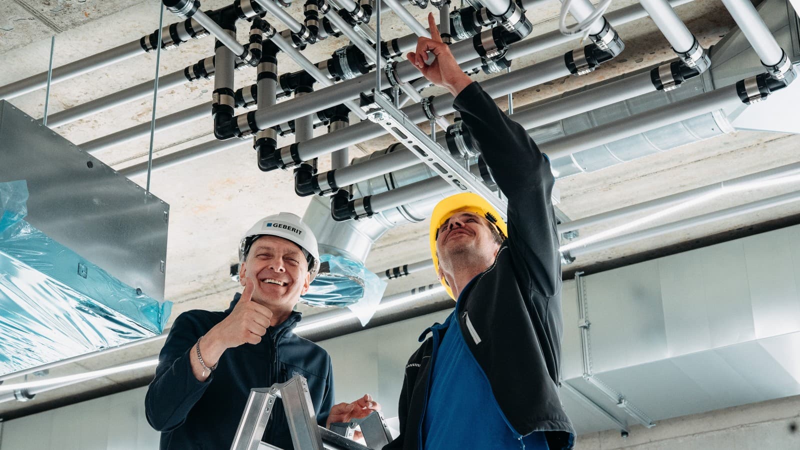 Rudolf Stieber/Geberit (links) und Alexander Rauter/Heiz-Hofstätter überprüfen die korrekte Installation der Rohrleitungen. Foto: Tobias Singer Rudolf Stieber/Geberit (links) und Alexander Rauter/Heiz-Hofstätter überprüfen die korrekte Installation der Rohrleitungen. Foto: Tobias Singer