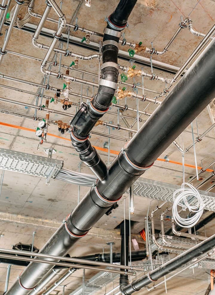 Dank der SuperTube Technologie gibt es keine verbotene Anschlusszone, Umgehungsleitungen werden überflüssig. Zudem kann die Abwasserleitung über sechs Meter ohne Gefälle verlegt werden. Foto Geberit/Tobias Singer Dank der SuperTube Technologie gibt es keine verbotene Anschlusszone, Umgehungsleitungen werden überflüssig. Zudem kann die Abwasserleitung über sechs Meter ohne Gefälle verlegt werden. Foto Geberit/Tobias Singer