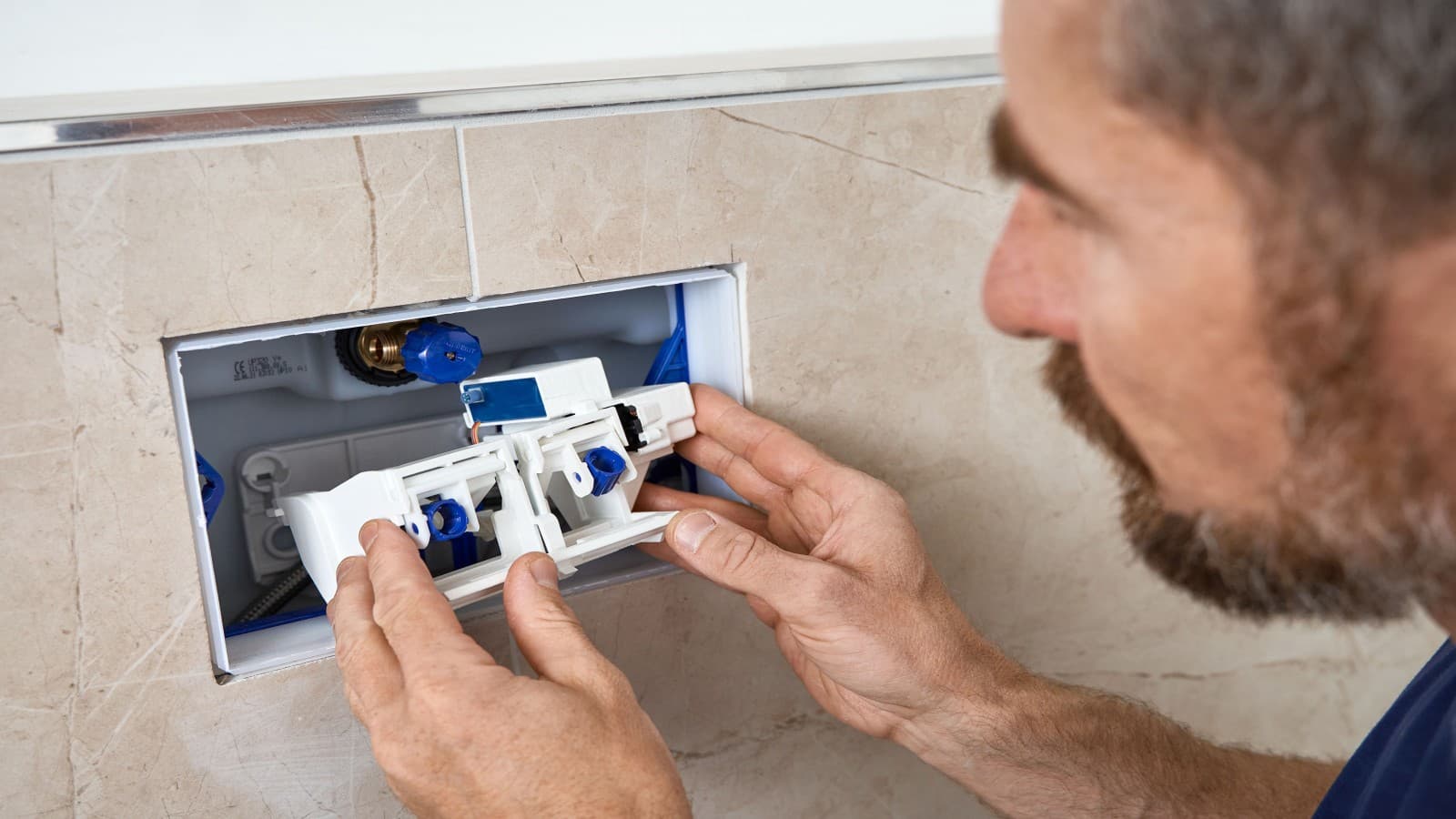 Der neue Elektroheber unterstützt sowohl die 1-Mengen- als auch die 2-Mengen-Spülung und lässt sich mit einem breiten Spektrum an Betätigungsplatten kombinieren. Foto: Geberit Der neue Elektroheber unterstützt sowohl die 1-Mengen- als auch die 2-Mengen-Spülung und lässt sich mit einem breiten Spektrum an Betätigungsplatten kombinieren. Foto: Geberit