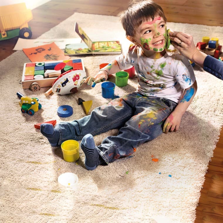 Mit Farbe beschmiertes Kind Mit Farbe beschmiertes Kind