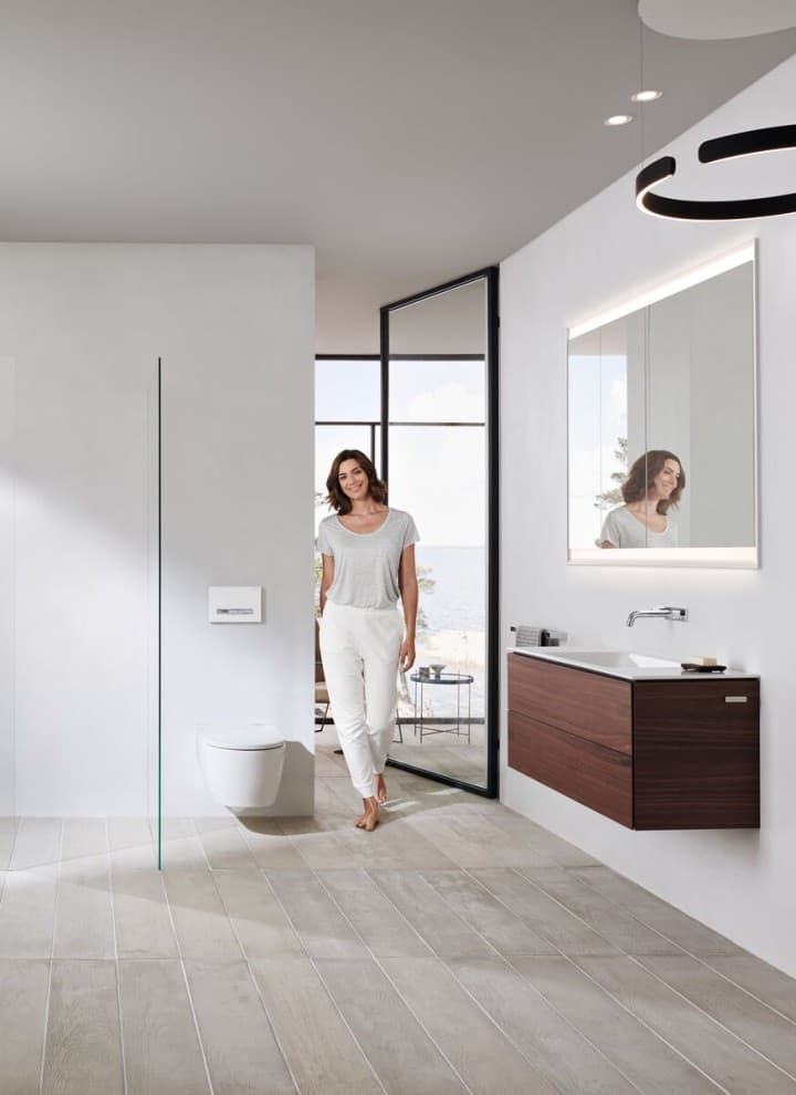 Badezimmer Geberit ONE mit beleuchtetem Spiegel Badezimmer Geberit ONE mit beleuchtetem Spiegel