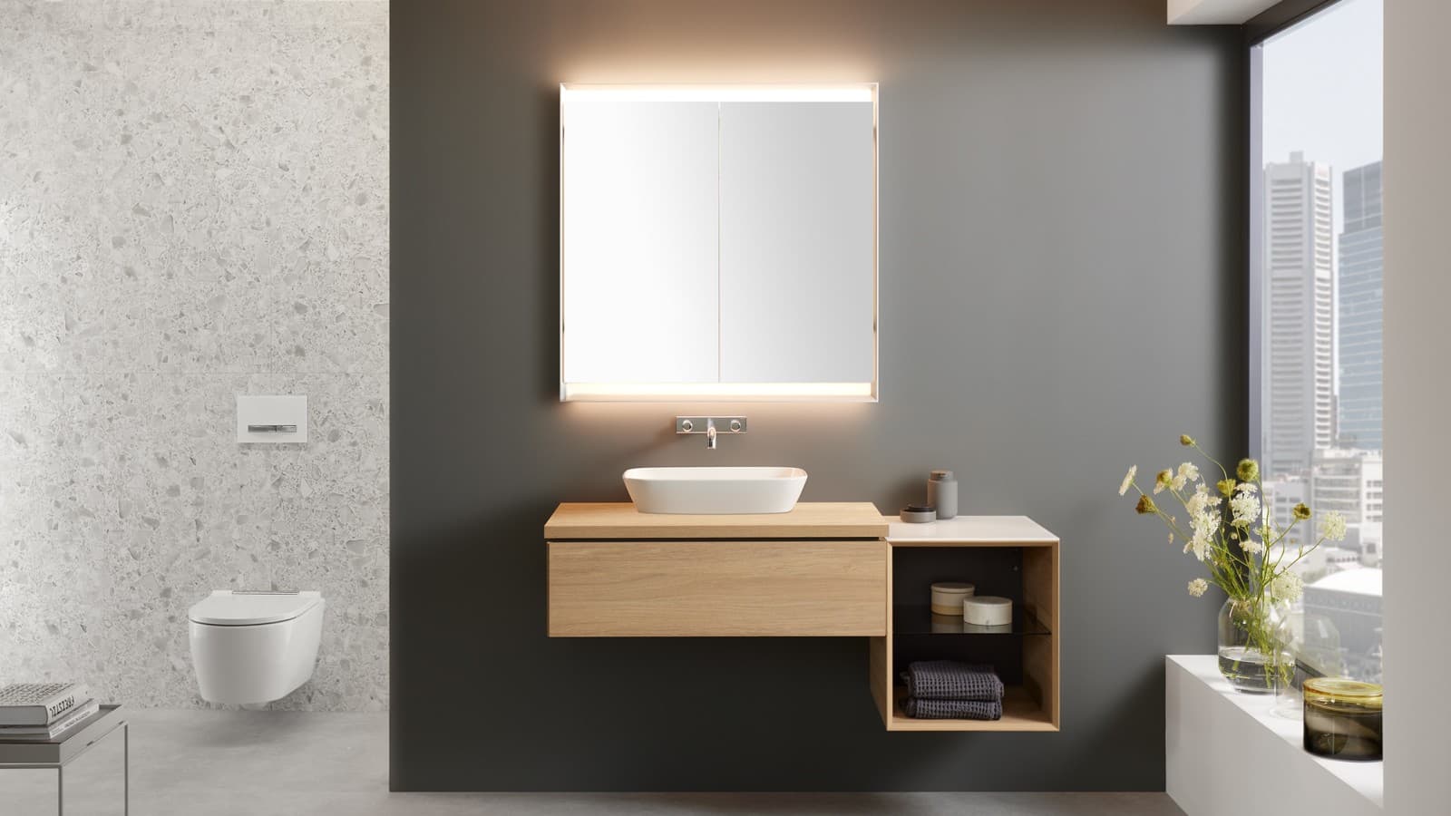 Geberit ONE Badezimmer mit Spiegelschrank (© Geberit) Geberit ONE Badezimmer mit Spiegelschrank (© Geberit)