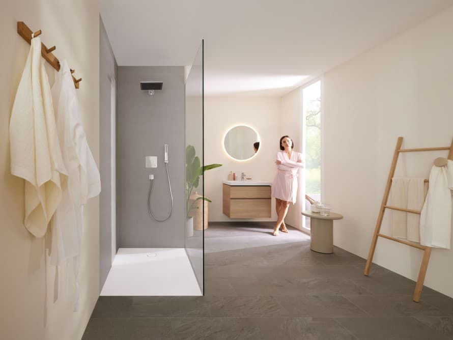 Frau in Badezimmer mit Dusche Frau in Badezimmer mit Dusche