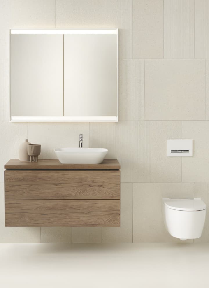 Geberit ONE Aufsatzwaschtisch und Waschtischunterschrank in Nussbaum hickory und WC (© Geberit) Geberit ONE Aufsatzwaschtisch und Waschtischunterschrank in Nussbaum hickory und WC (© Geberit)