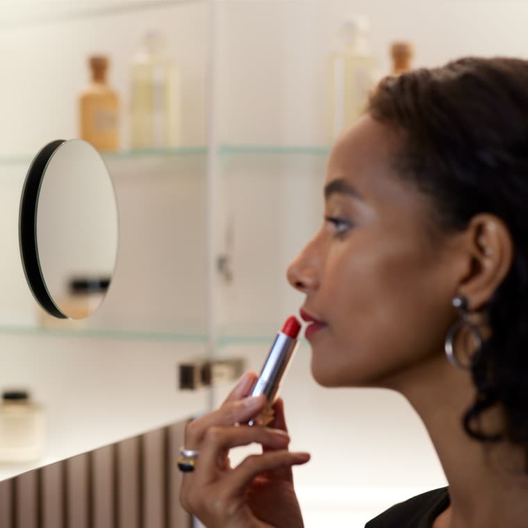 Dame schminkt sich im Spiegel Dame schminkt sich im Spiegel