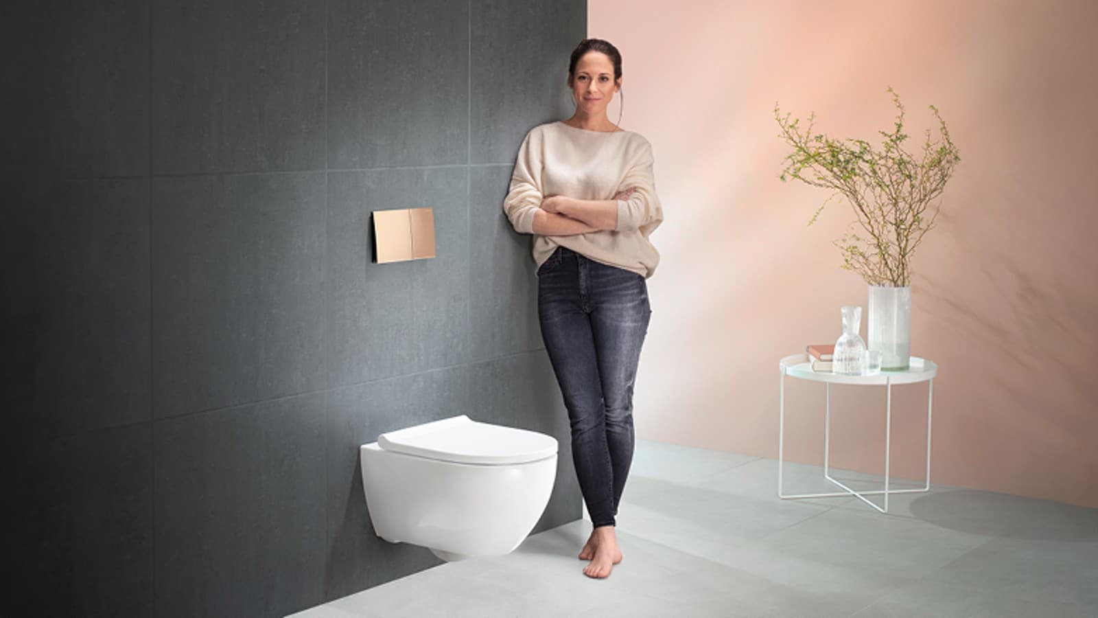 Frau neben Geberit WC-System Frau neben Geberit WC-System
