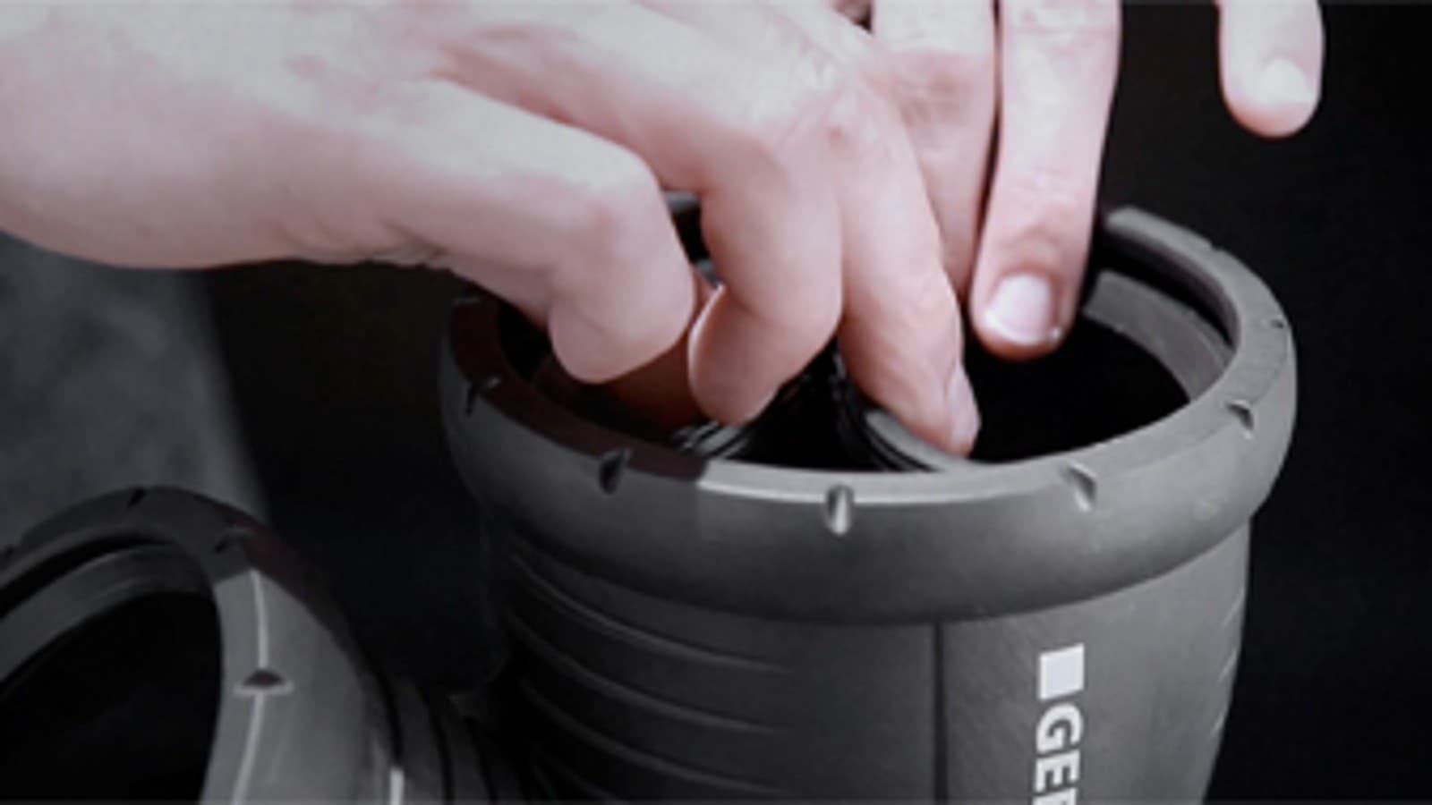 Geberit Silent-Pro: Einfaches Herausnehmen und Einsetzen des EPDM-Dichtrings Geberit Silent-Pro: Einfaches Herausnehmen und Einsetzen des EPDM-Dichtrings