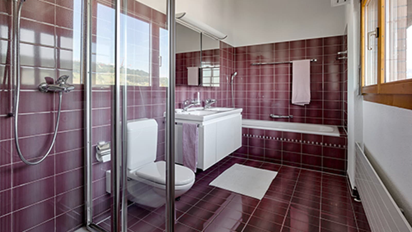 Badezimmer vor der Renoation mit roten Kacheln Badezimmer vor der Renoation mit roten Kacheln