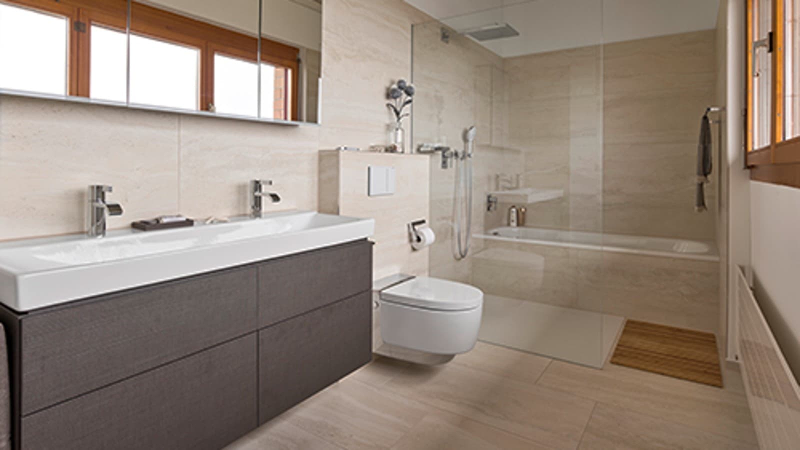 Badezimmer mit Geberit AquaClean Dusch-WC nach der Renovation Badezimmer mit Geberit AquaClean Dusch-WC nach der Renovation