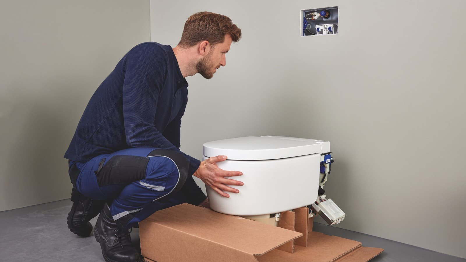 Sanitärprofi installiert Dusch-WC Geberit AquaClean Sela Sanitärprofi installiert Dusch-WC Geberit AquaClean Sela