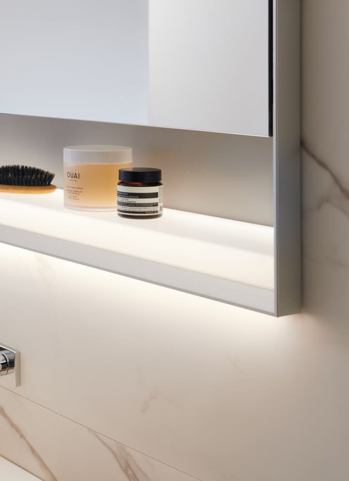 Geberit ONE Spiegelschrank in Aluminium eloxiert Geberit ONE Spiegelschrank in Aluminium eloxiert