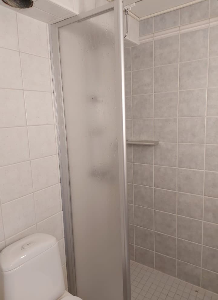 Das Vorher-Bild mit Blick auf die Duschkabine sowie bodenstehendem WC (© Meja Hynynen) Das Vorher-Bild mit Blick auf die Duschkabine sowie bodenstehendem WC (© Meja Hynynen)