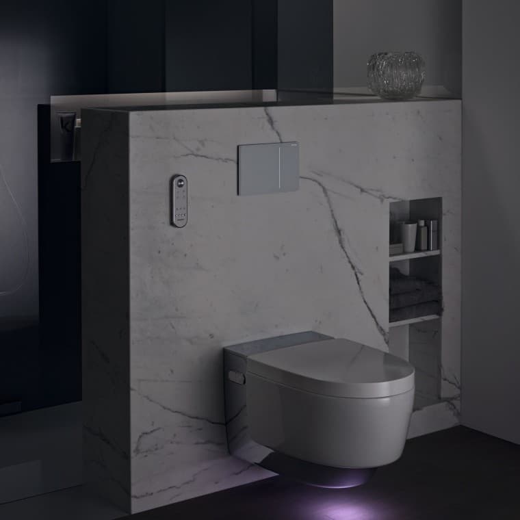 Geberit AquaClean Mera Comfort Chrom mit Orientierungslicht (© Geberit) Geberit AquaClean Mera Comfort Chrom mit Orientierungslicht (© Geberit)
