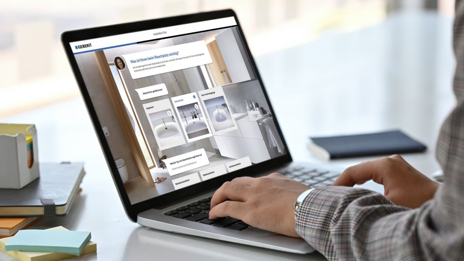 Laptop mit Screenshot aus dem Geberit Inspiration-Tool Laptop mit Screenshot aus dem Geberit Inspiration-Tool