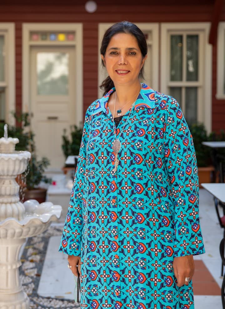 Restauratorin und Hotelbesitzerin: Deniz Alkan im Innenhof des umgebauten Hotel Turkis House in Istanbul (© Haydar Erçin) Restauratorin und Hotelbesitzerin: Deniz Alkan im Innenhof des umgebauten Hotel Turkis House in Istanbul (© Haydar Erçin)