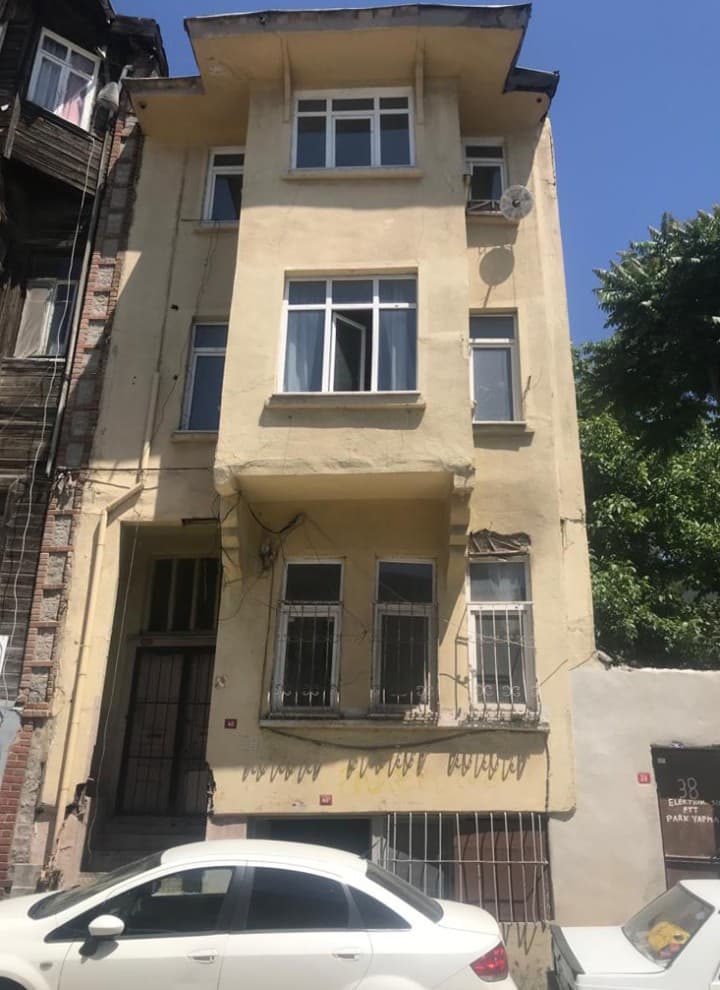 Vorher – nachher: Das Gebäude im Zustand vor dem Umbau (© Hotel Turkish House) Vorher – nachher: Das Gebäude im Zustand vor dem Umbau (© Hotel Turkish House)