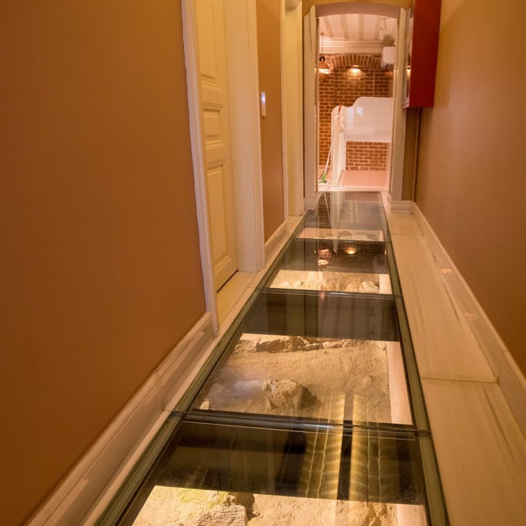 In den Gängen im Erdgeschoss sind die antiken Überreste der ehemaligen Palastmauer unter verglastem Boden sichtbar (© Hande Erçin) In den Gängen im Erdgeschoss sind die antiken Überreste der ehemaligen Palastmauer unter verglastem Boden sichtbar (© Hande Erçin)