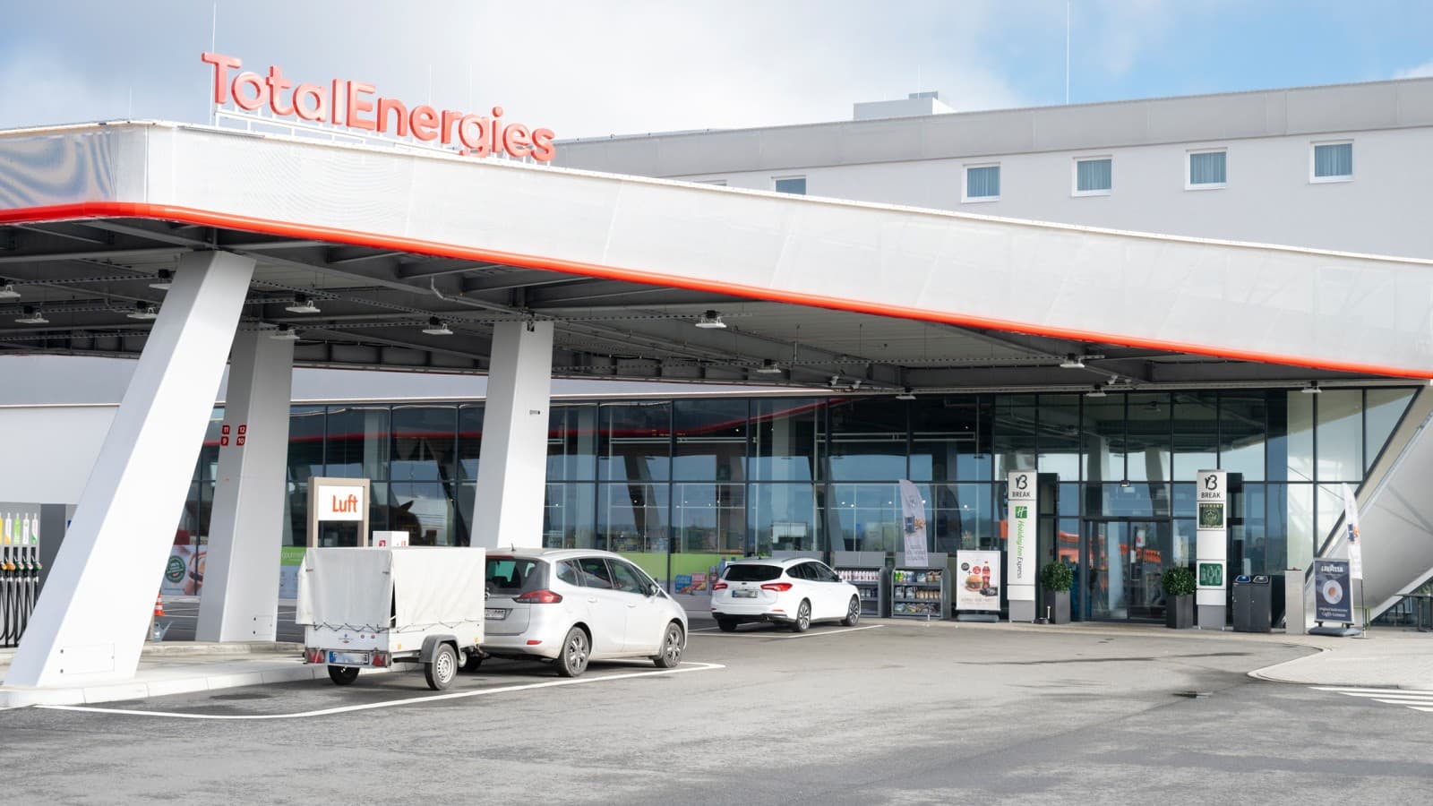 Der neue Autohof Evendorf hat seine Tore 2023 geöffnet – und ist mit einem öffentlichen WC von 2theloo ausgestattet (© Meike Goebel) Der neue Autohof Evendorf hat seine Tore 2023 geöffnet – und ist mit einem öffentlichen WC von 2theloo ausgestattet (© Meike Goebel)