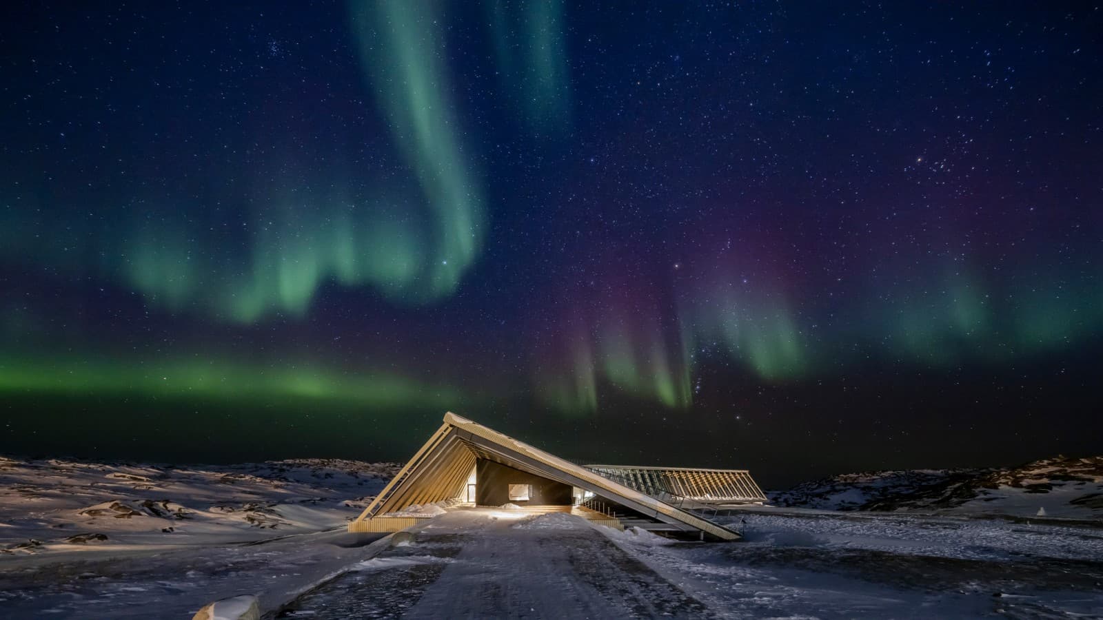 Das Eisfjordzentrum im spektakulären Nordlicht der grönländischen Polarnacht (© Adam Mørk) Das Eisfjordzentrum im spektakulären Nordlicht der grönländischen Polarnacht (© Adam Mørk)