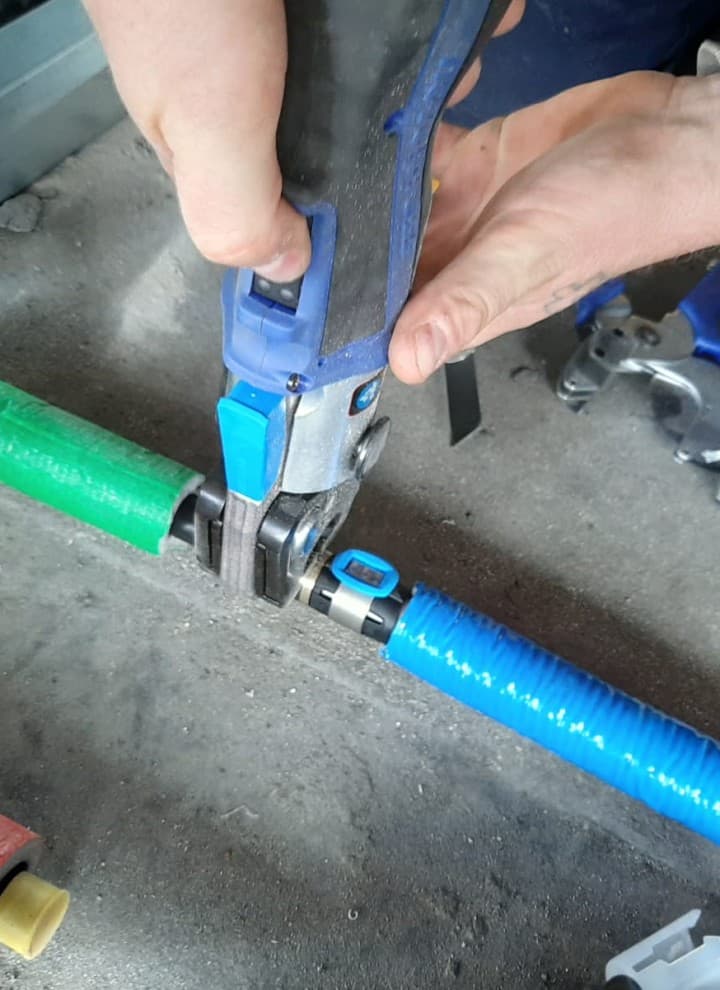 Das neue Presssystem Geberit FlowFit im Einsatz (© Geberit) Das neue Presssystem Geberit FlowFit im Einsatz (© Geberit)