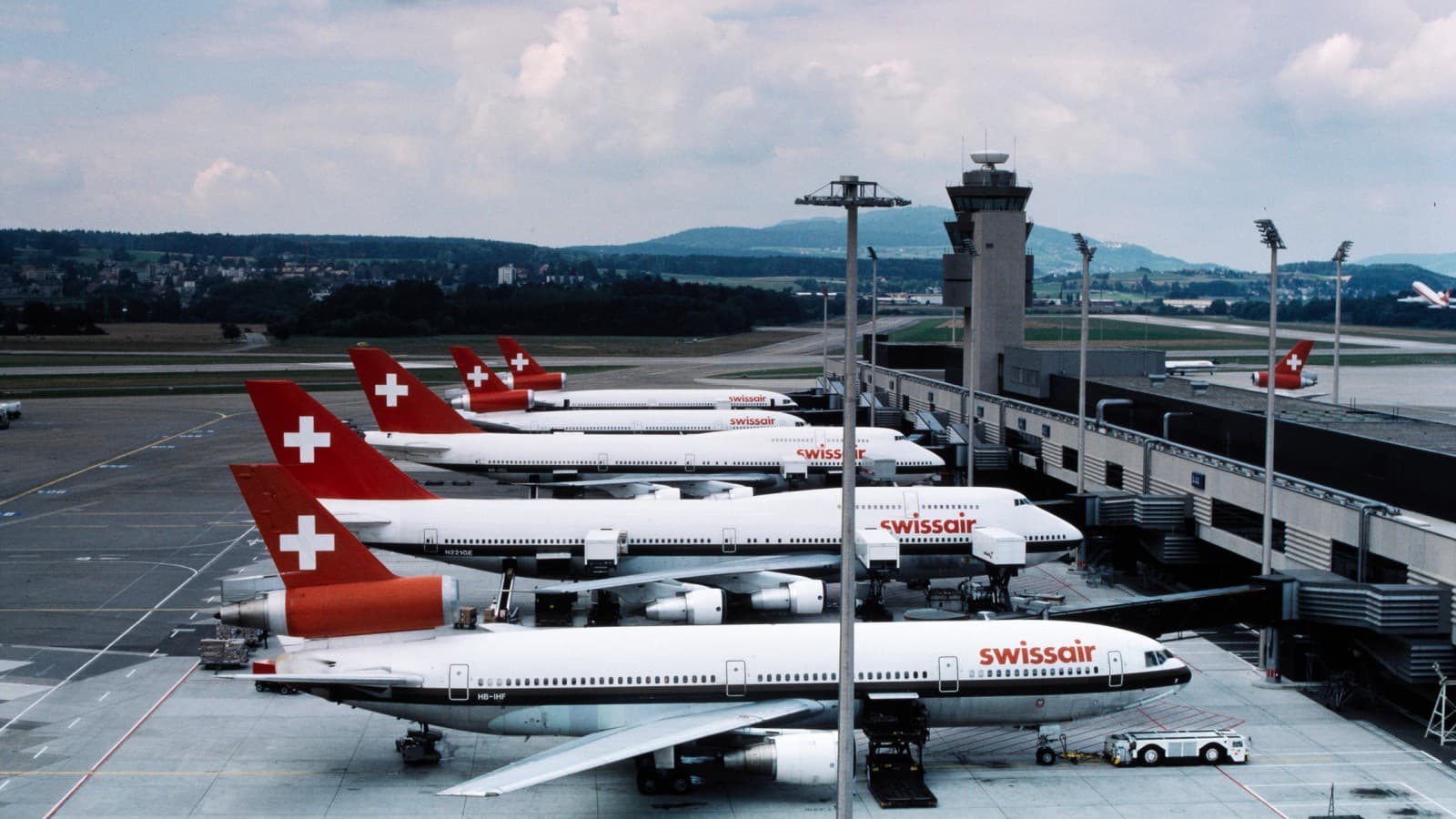 Flugzeuge der damaligen Swissair stehen in den 1980er-Jahren am Dock des Terminals A in Zürich (© ETH-Bibliothek Zürich) Flugzeuge der damaligen Swissair stehen in den 1980er-Jahren am Dock des Terminals A in Zürich (© ETH-Bibliothek Zürich)