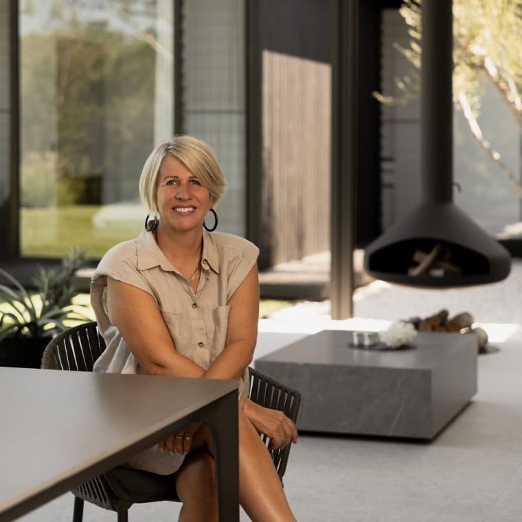 Wenn es regnet (und zwar richtig), sorgt der Kamin für Gemütlichkeit – und Geberit Pluvia für eine optimale Dachentwässerung (© Alyne Media) Wenn es regnet (und zwar richtig), sorgt der Kamin für Gemütlichkeit – und Geberit Pluvia für eine optimale Dachentwässerung (© Alyne Media)