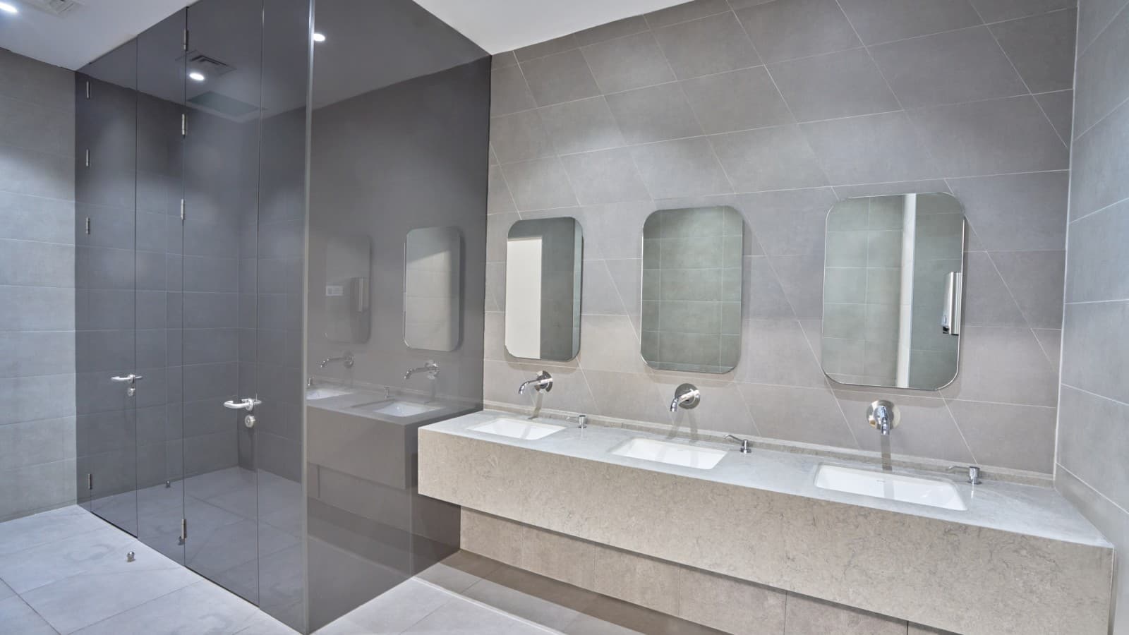 Simpel und elegant: Geberit VariForm Waschbecken und Piave Armaturen. © Oğuzhan Kasar Simpel und elegant: Geberit VariForm Waschbecken und Piave Armaturen. © Oğuzhan Kasar