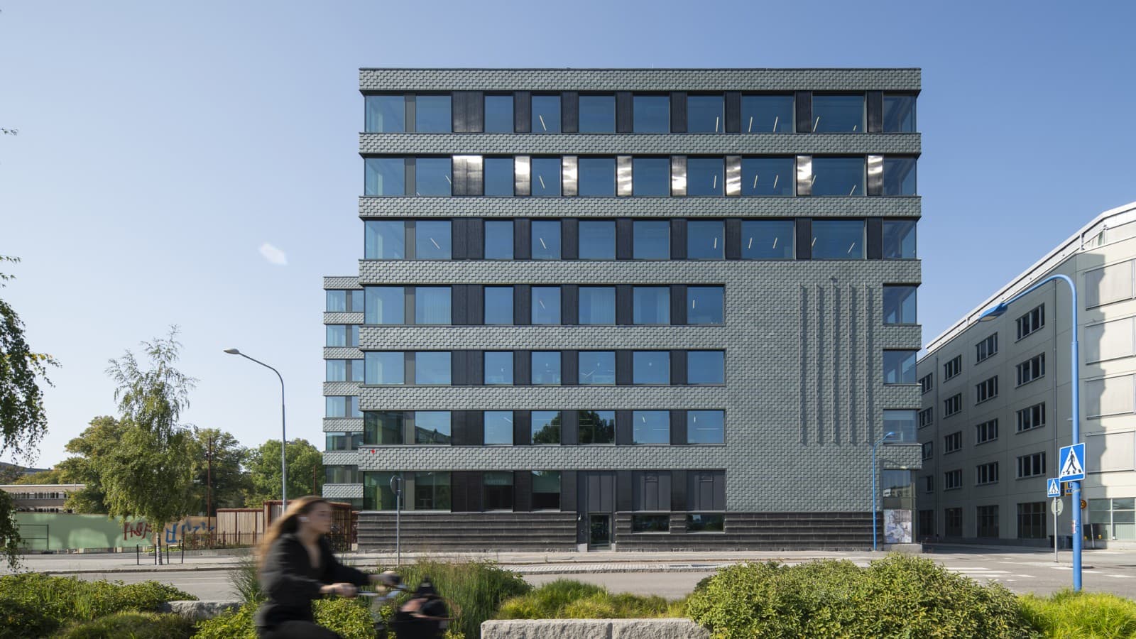 Die Fassade aus Schiefer und integrierten Solarpanels sorgt für Energieeffizienz (© baraBild) Die Fassade aus Schiefer und integrierten Solarpanels sorgt für Energieeffizienz (© baraBild)