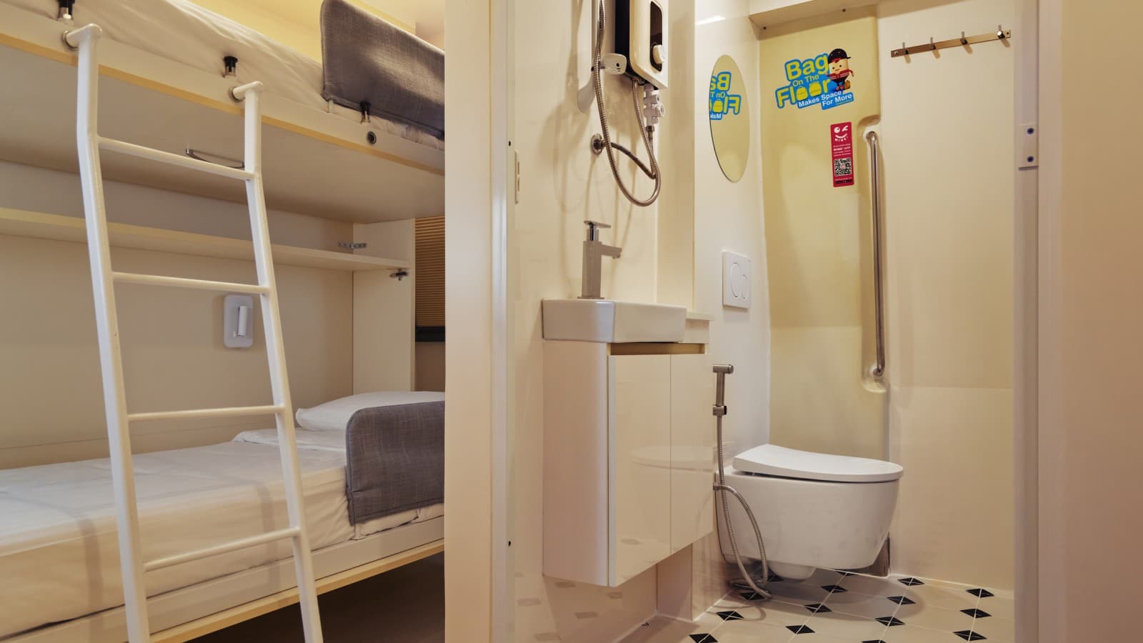 Clever: Die massgefertigten Betten lassen sich bei Nichtgebrauch einfach wegklappen (© Watson Lau) Clever: Die massgefertigten Betten lassen sich bei Nichtgebrauch einfach wegklappen (© Watson Lau)