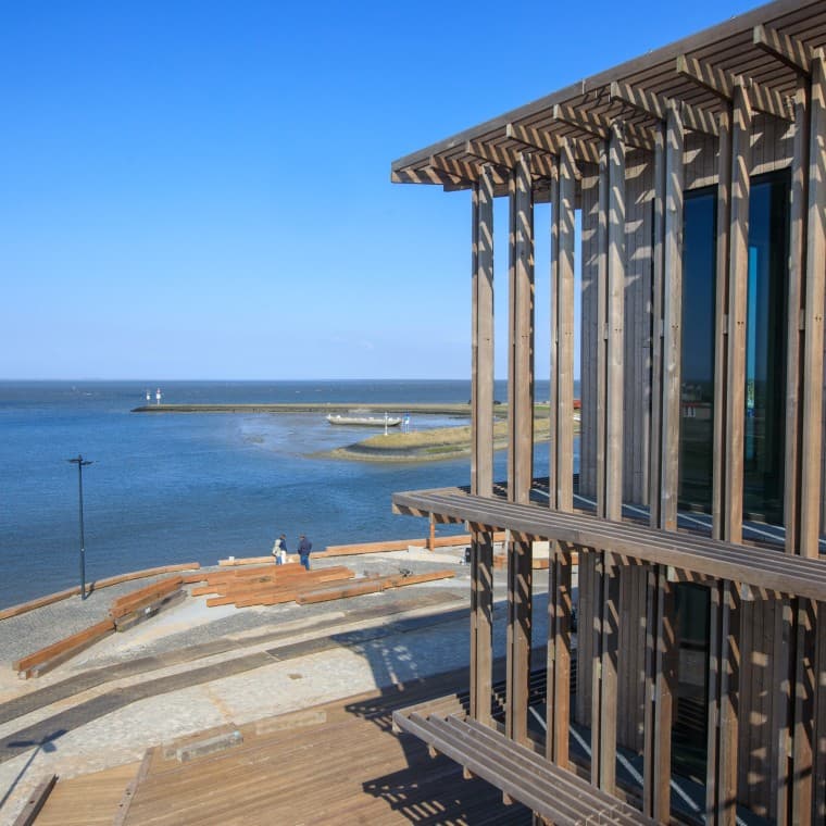 Die dänische Star-Architektin Dorte Mandrup hat den Neubau für die rauen klimatischen Bedingungen konzipiert (© Tjeerd Visser) Die dänische Star-Architektin Dorte Mandrup hat den Neubau für die rauen klimatischen Bedingungen konzipiert (© Tjeerd Visser)