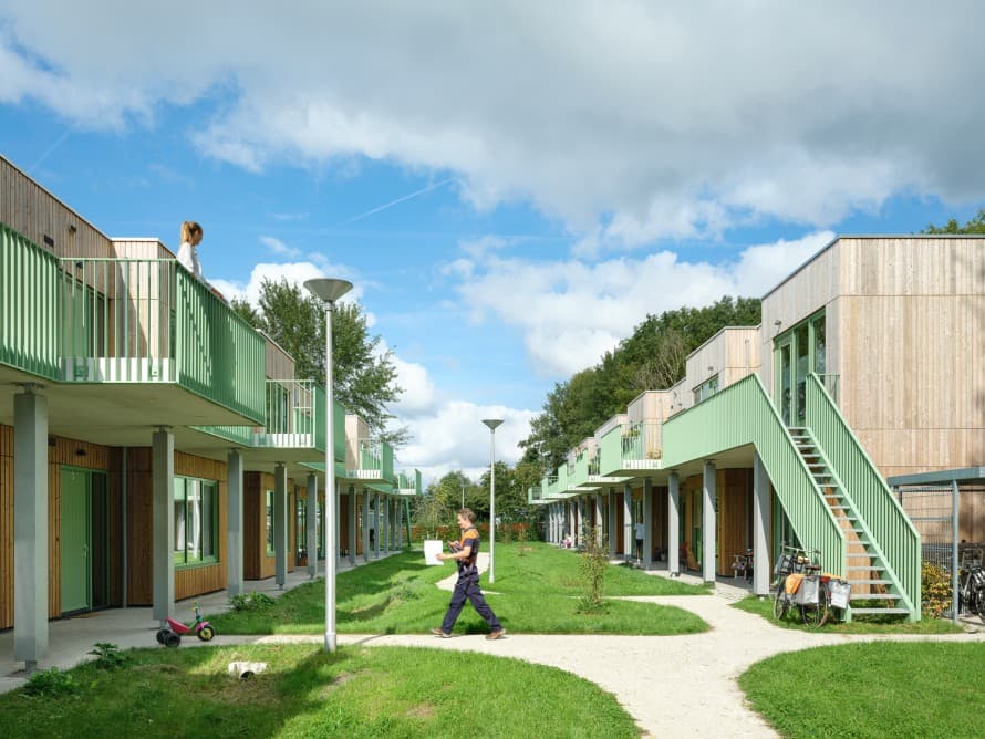Moos Euterpe beherbergt Studierende, ukrainische Flüchtlinge und andere Heimatsuchende in Häusern unterschiedlicher Grösse (© Moos) Moos Euterpe beherbergt Studierende, ukrainische Flüchtlinge und andere Heimatsuchende in Häusern unterschiedlicher Grösse (© Moos)