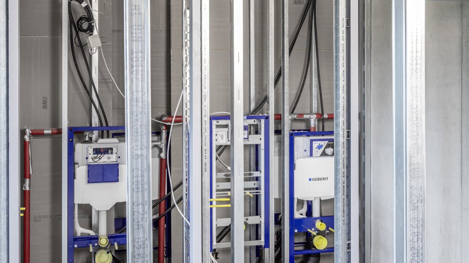 Die Umsetzung der Sanitärausstattung in den Waschräumen des Businesscenters erfolgte mit Geberit Duofix Installationselementen Die Umsetzung der Sanitärausstattung in den Waschräumen des Businesscenters erfolgte mit Geberit Duofix Installationselementen