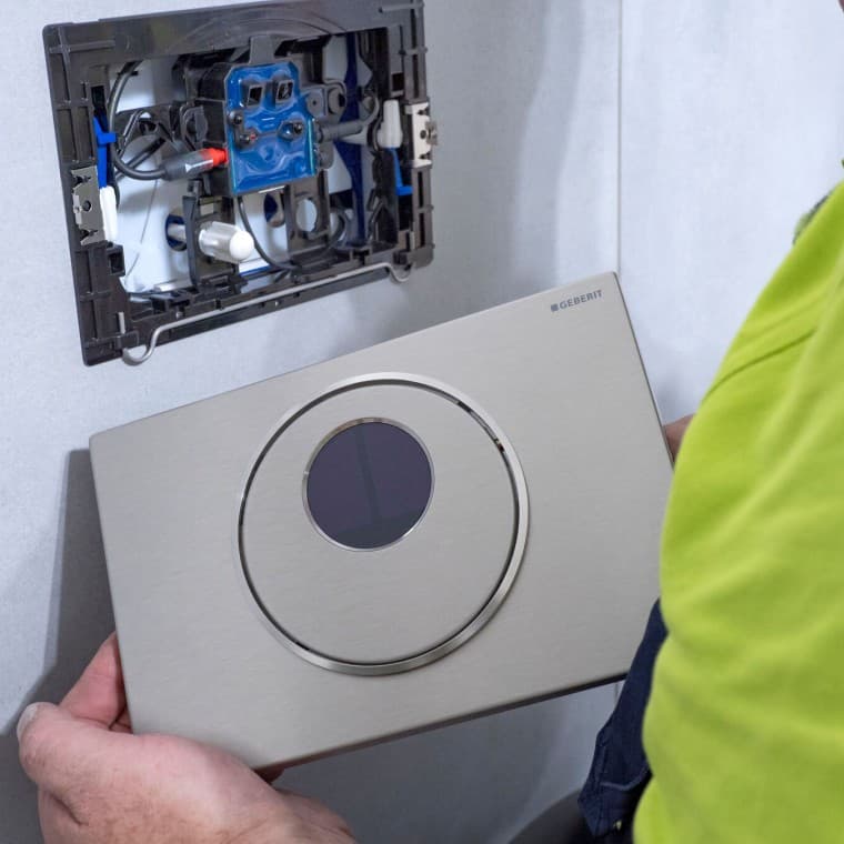 Installation der Geberit Sigma10 Betätigungsplatte Installation der Geberit Sigma10 Betätigungsplatte