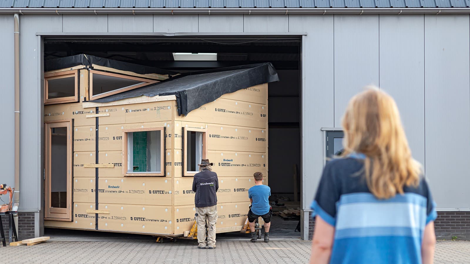 Großtransport für das kleine Haus: Im Mai 2022 durfte «Sprout» von der Werkstatt in die grüne Nachbarschaft von Olst-Wijhe umziehen (NL) (© Chiela van Meerwijk) Großtransport für das kleine Haus: Im Mai 2022 durfte «Sprout» von der Werkstatt in die grüne Nachbarschaft von Olst-Wijhe umziehen (NL) (© Chiela van Meerwijk)