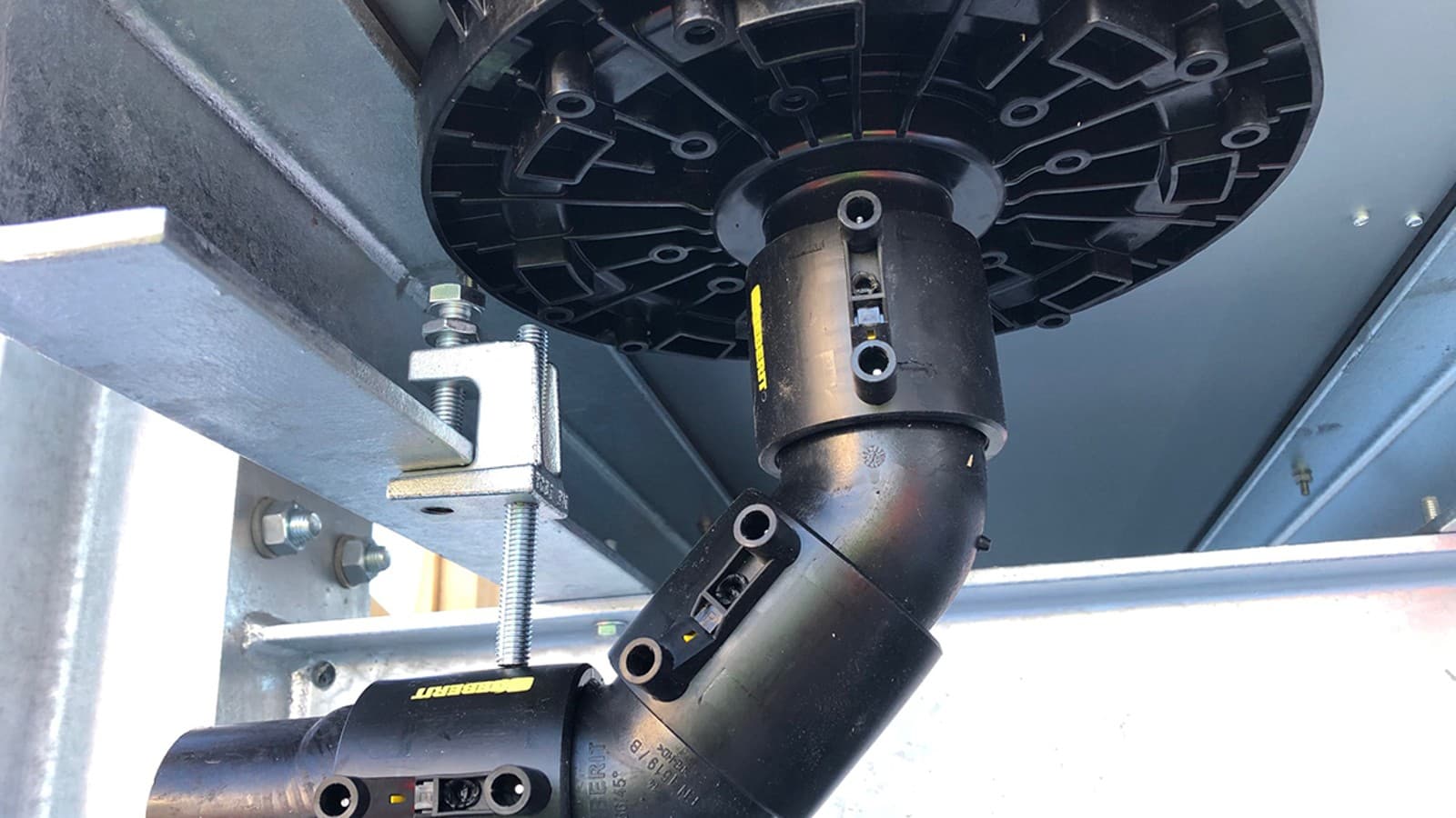 Geberit Know-how im Einsatz: Das Dachentwässerungssystem Pluvia (©Geberit) Geberit Know-how im Einsatz: Das Dachentwässerungssystem Pluvia (©Geberit)