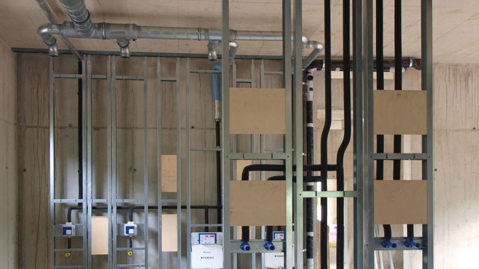 Wenige Fallleitungen sind dafür nötig – die Installation ist also relativ schlank (© Geberit) Wenige Fallleitungen sind dafür nötig – die Installation ist also relativ schlank (© Geberit)