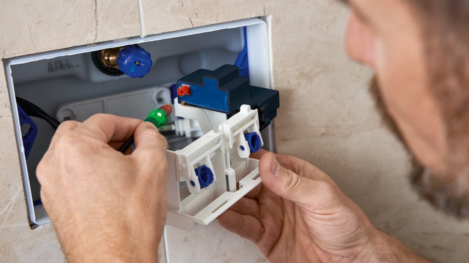 Nachträgliche Installation einer Geberit HS05 Hygienespülung (© Geberit) Nachträgliche Installation einer Geberit HS05 Hygienespülung (© Geberit)